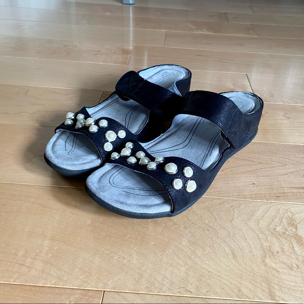 Sandals with pearls